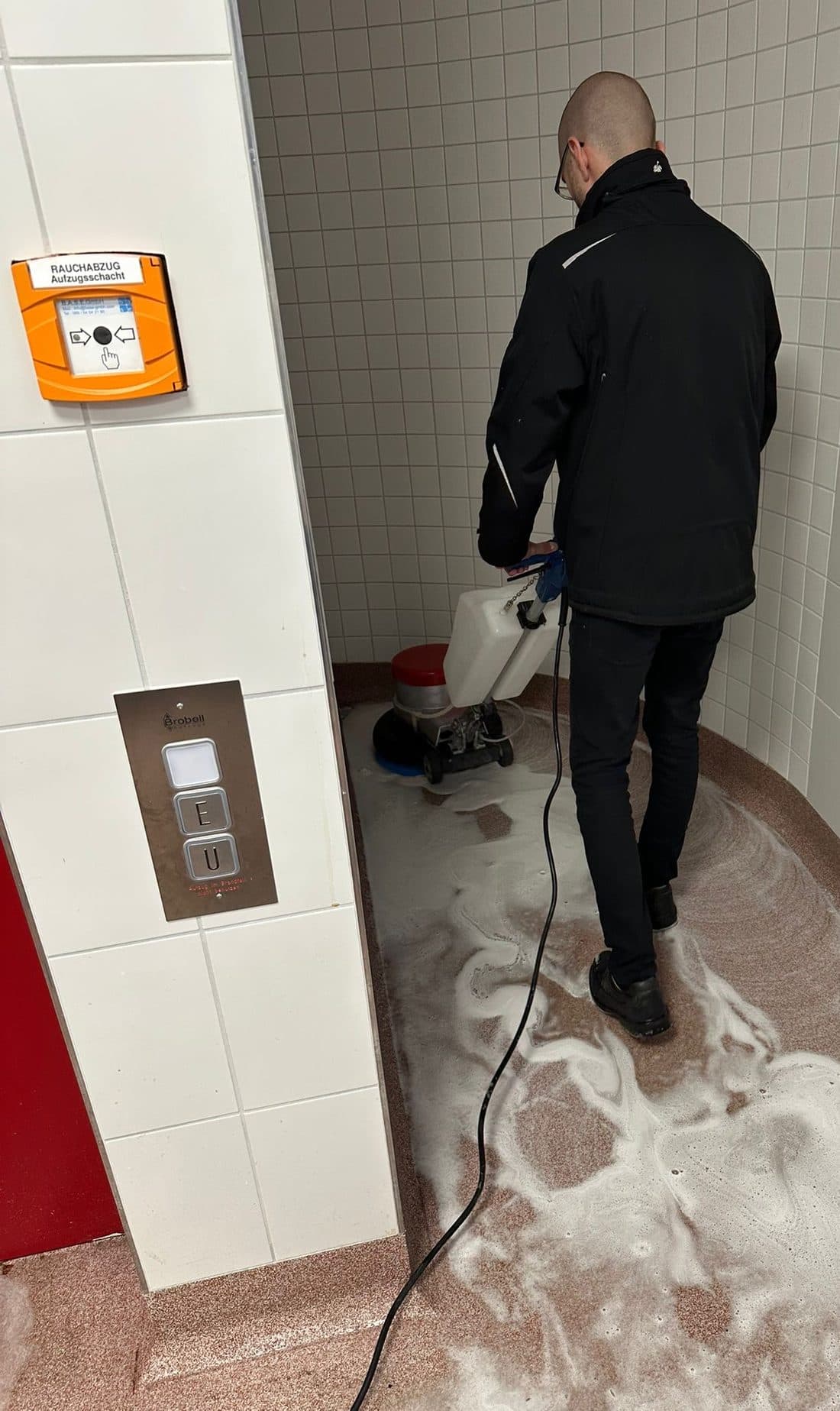 Treppenhausreinigung: Was sie kostet und was Sie umlegen dürfen