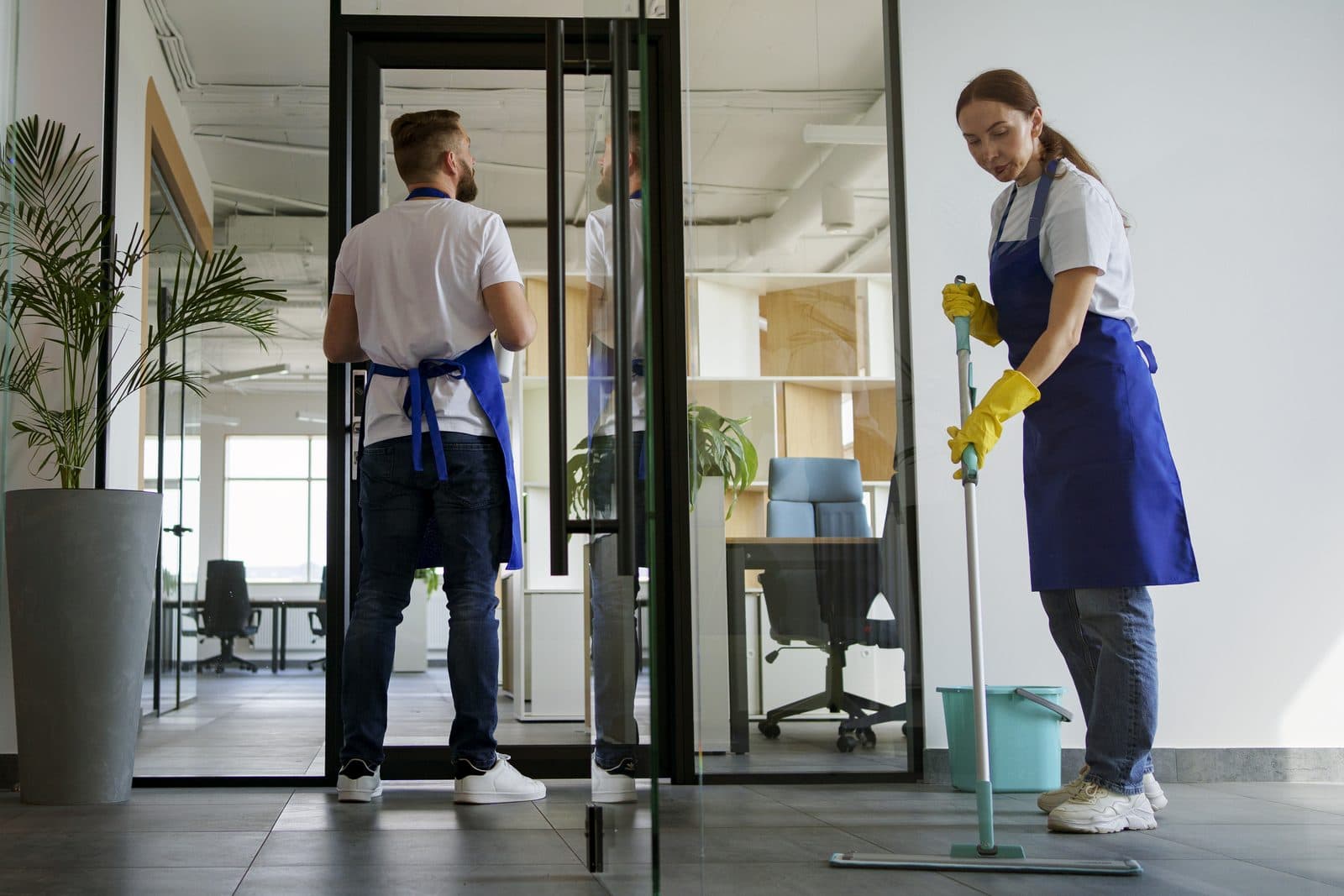 Reinigungskräfte bei der Unterhaltsreinigung in einem Büro
